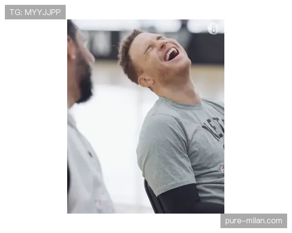 冯彦哲训练完直接瘫在场边啃香蕉,这松弛感是真不装 冯彦哲训练完直接瘫在场边啃香蕉,这松弛感是真不装
