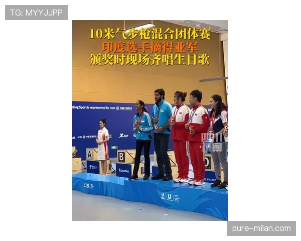 郑赛赛球场冷面无情,私下拎着名牌行李像刚下私人飞机的邻家千金 郑赛赛球场冷面无情,私下拎着名牌行李像刚下私人飞机的邻家千金